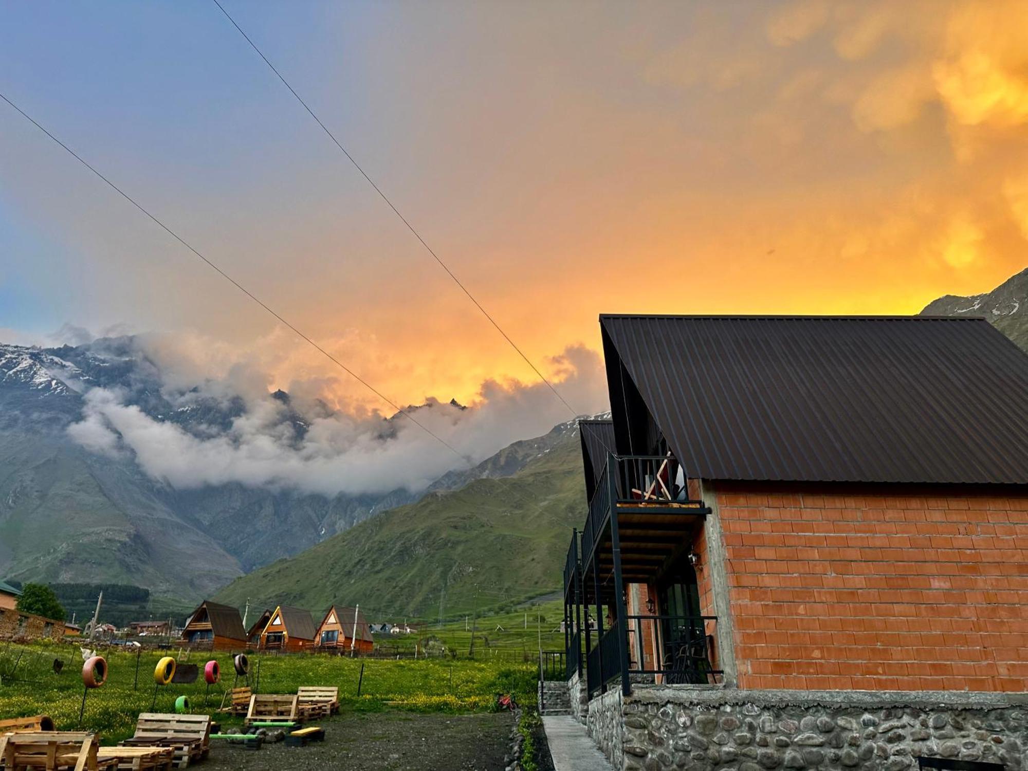 Royal Cottages Kazbegi Bagian luar foto